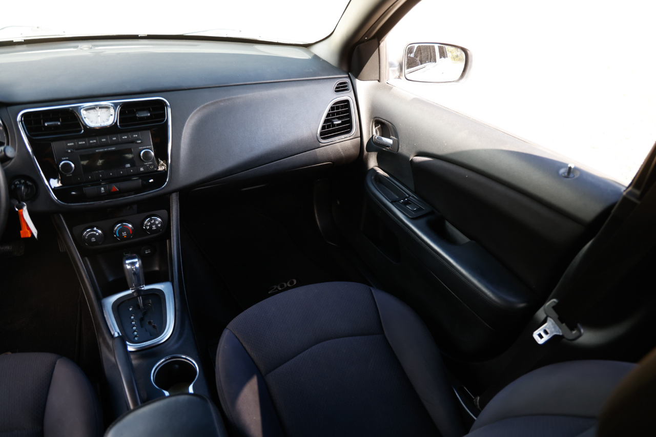 Chrysler 200 LX 2013