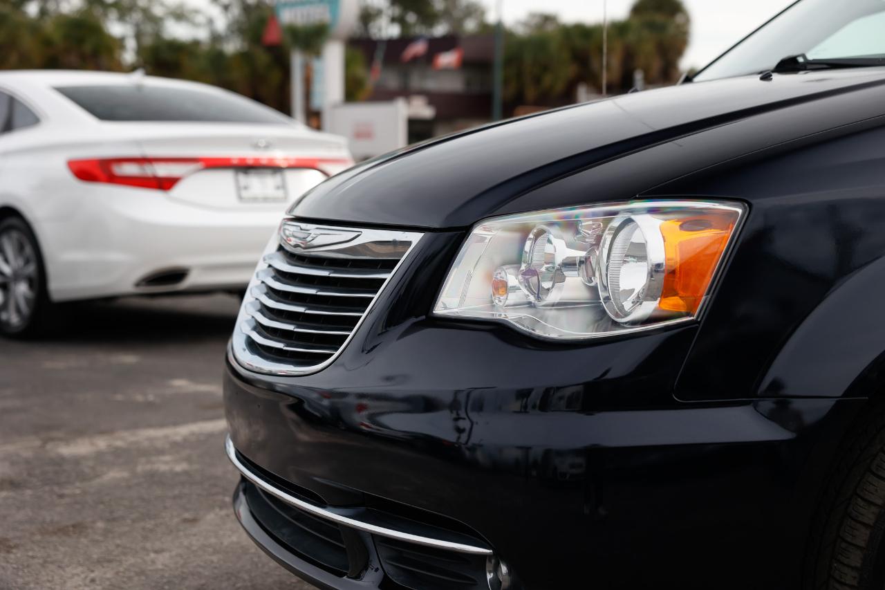 Chrysler Town & Country  2011