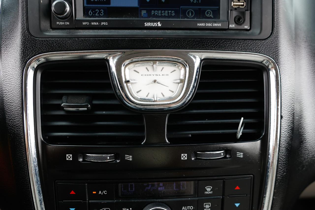 Chrysler Town & Country  2011