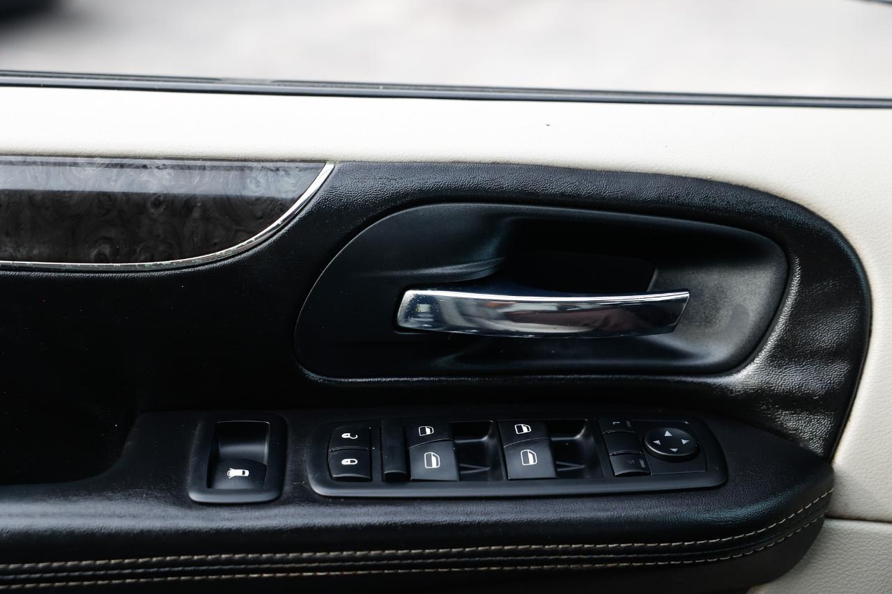 Chrysler Town & Country  2011