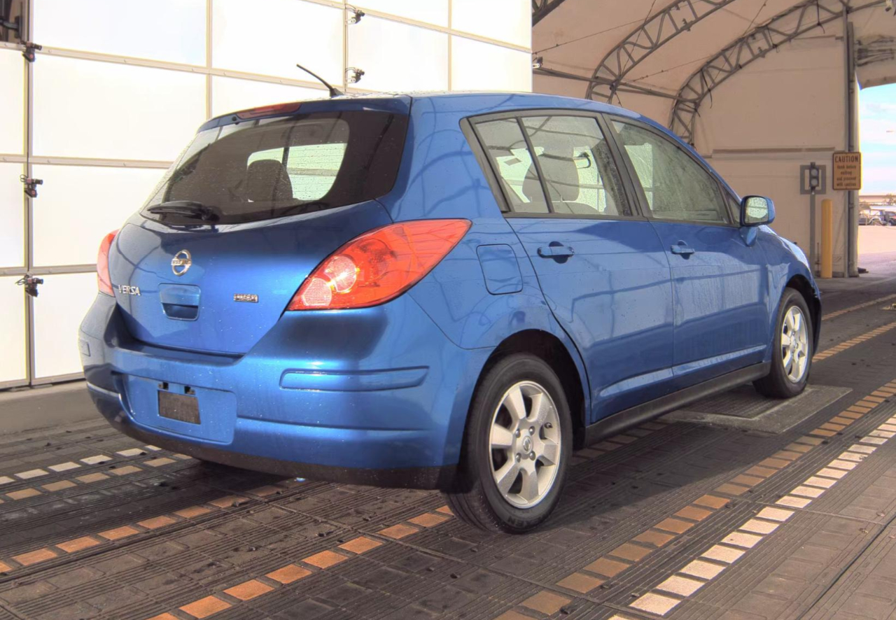 Nissan Versa  2012