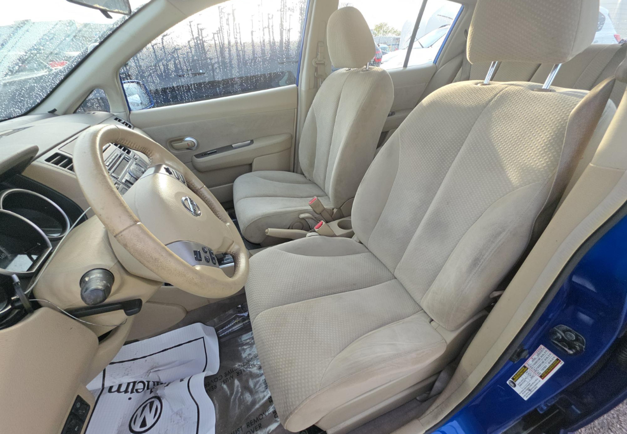 Nissan Versa  2012