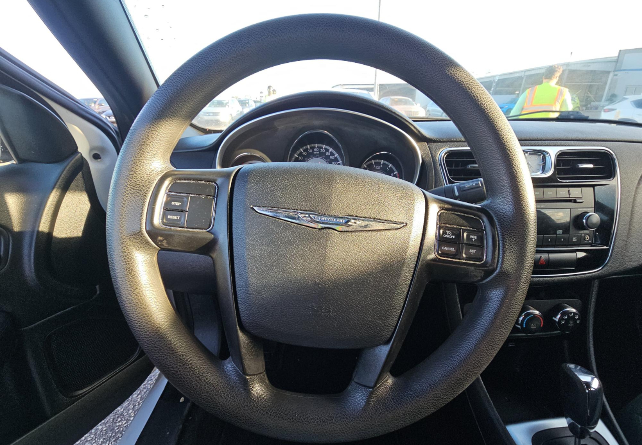 Chrysler 200  2011