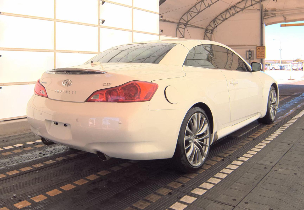 Infiniti G37 Convertible  2011