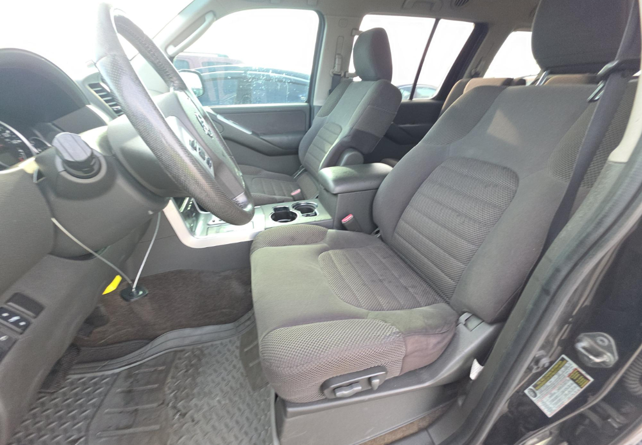 Nissan Pathfinder SV 2011