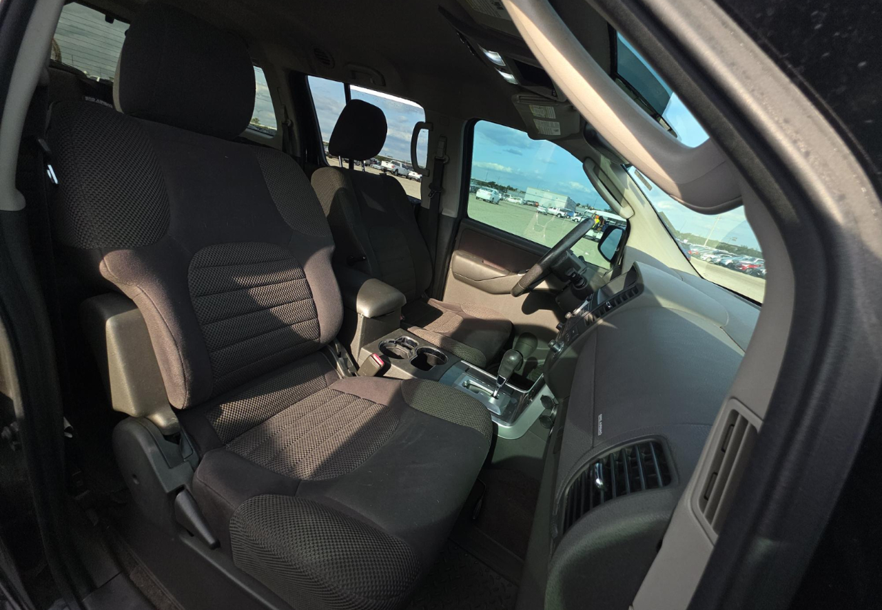 Nissan Pathfinder SV 2011