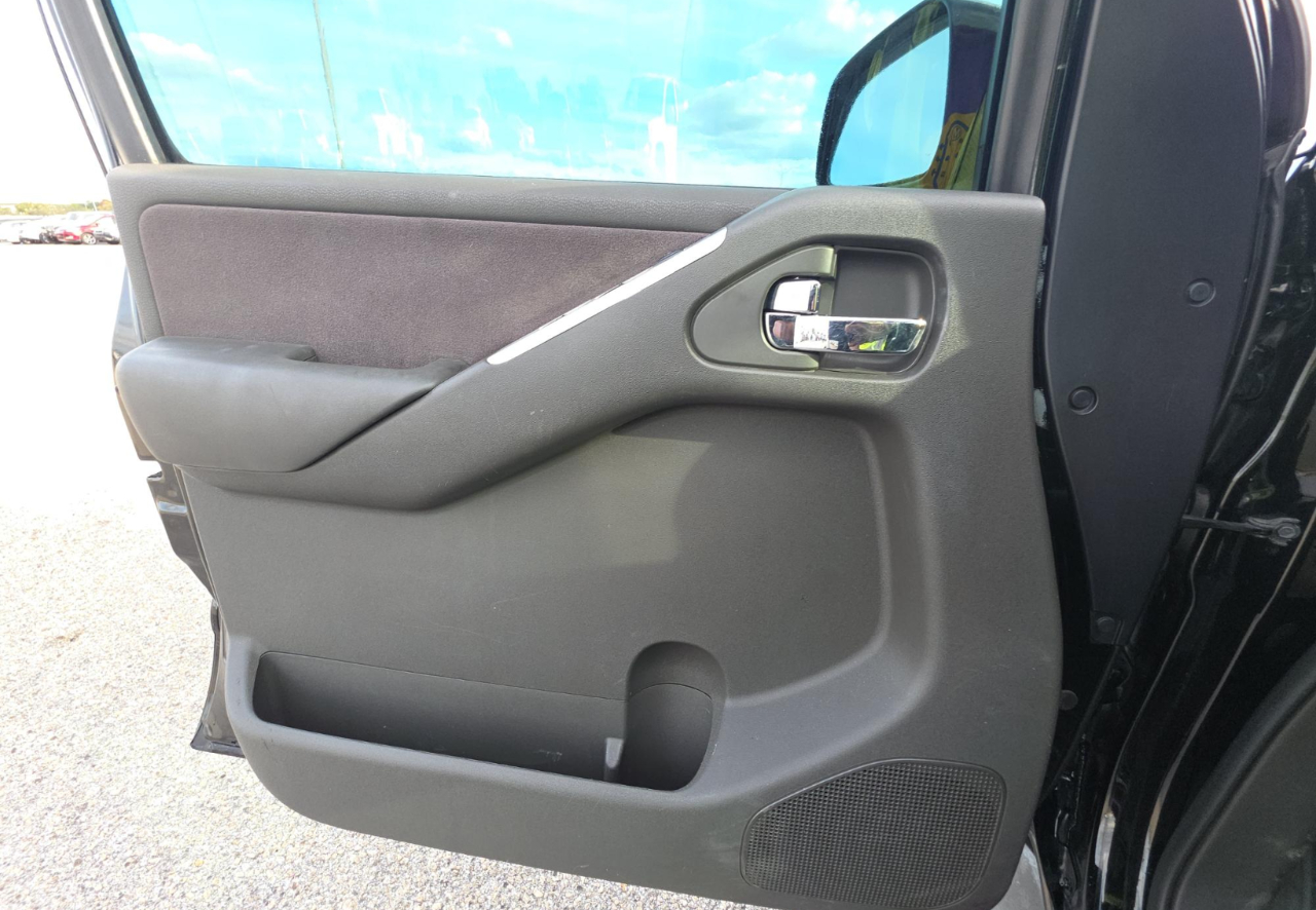 Nissan Pathfinder SV 2011