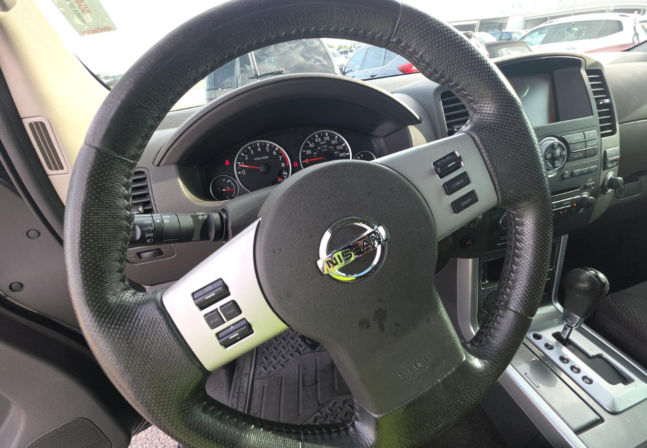 Nissan Pathfinder SV 2011