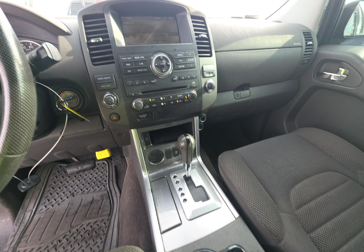 Nissan Pathfinder SV 2011