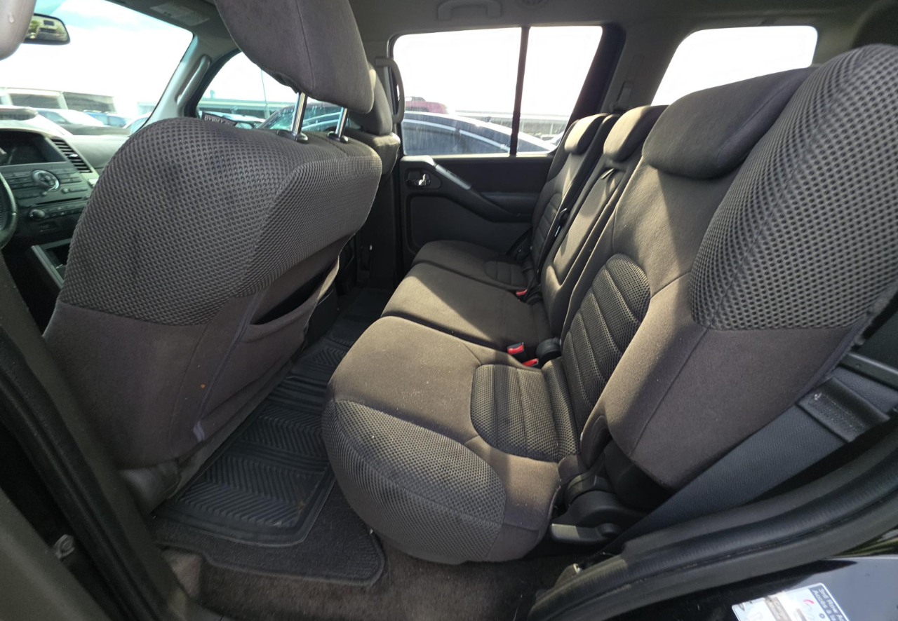 Nissan Pathfinder SV 2011