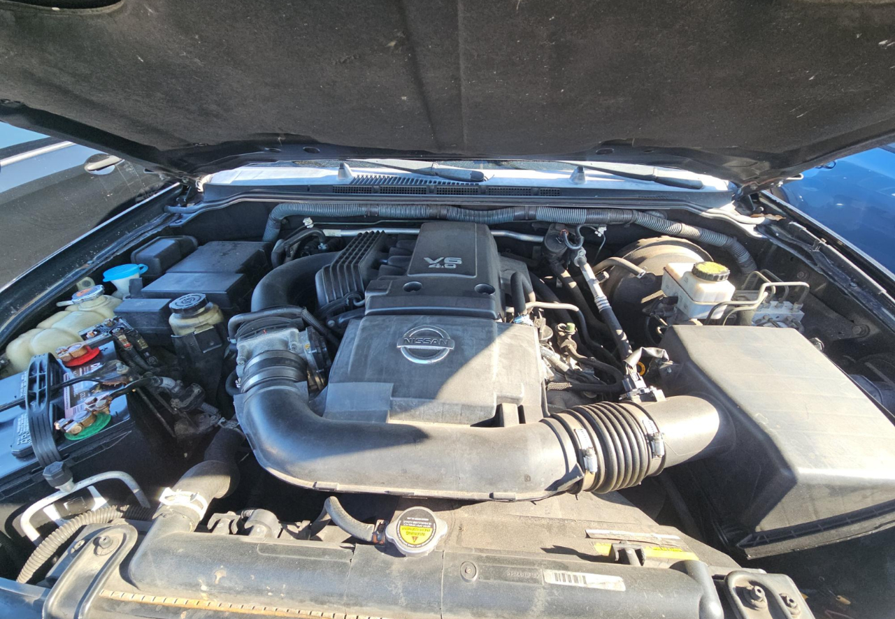 Nissan Pathfinder SV 2011