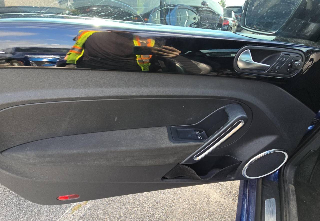 Volkswagen Beetle  2012