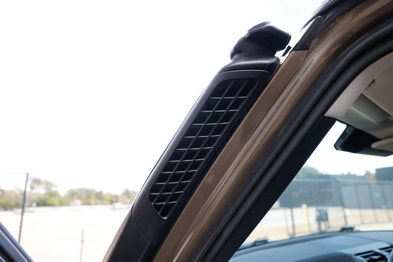 Land Rover Defender  2020