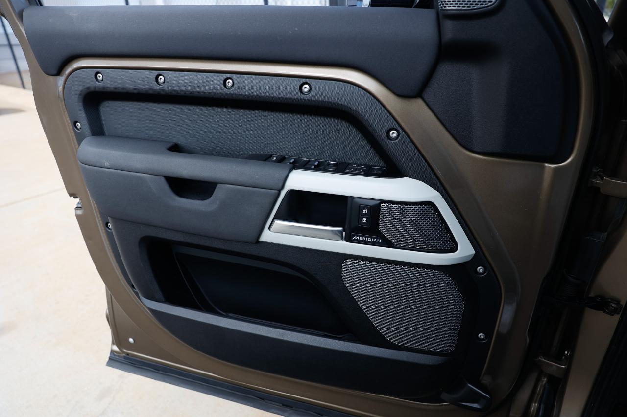 Land Rover Defender  2020