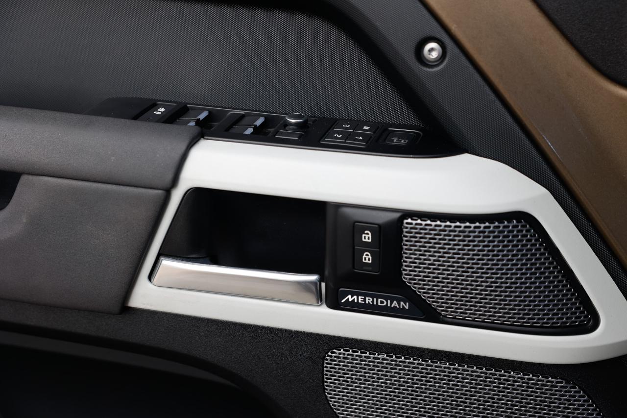 Land Rover Defender  2020