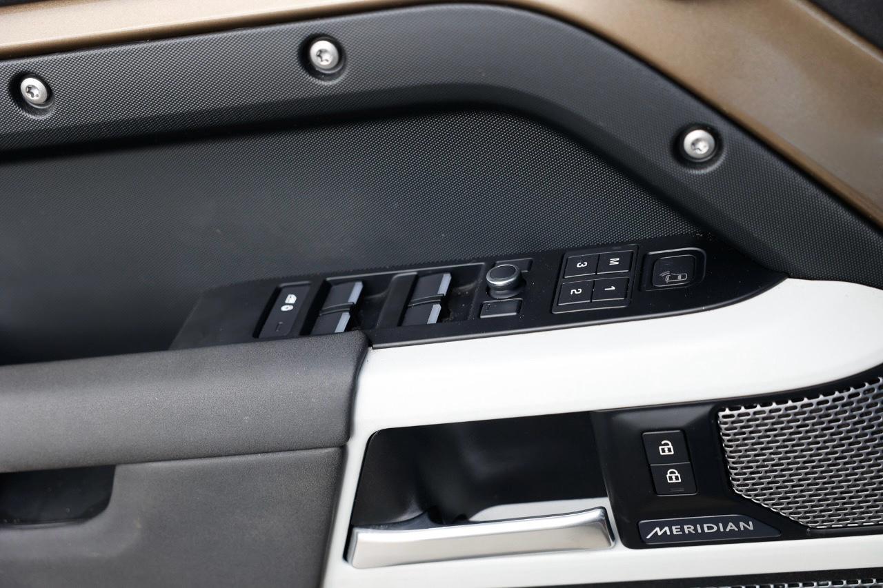 Land Rover Defender  2020