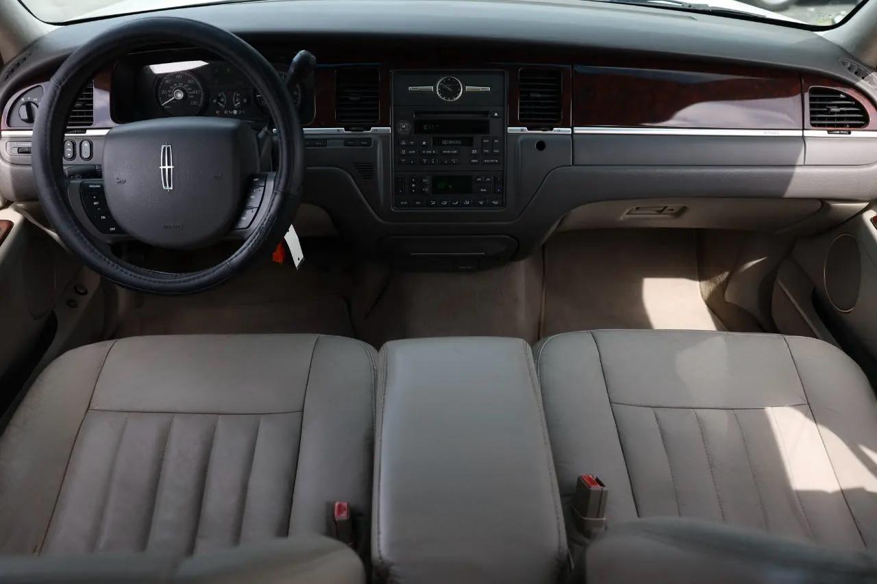 Lincoln Town Car  2006