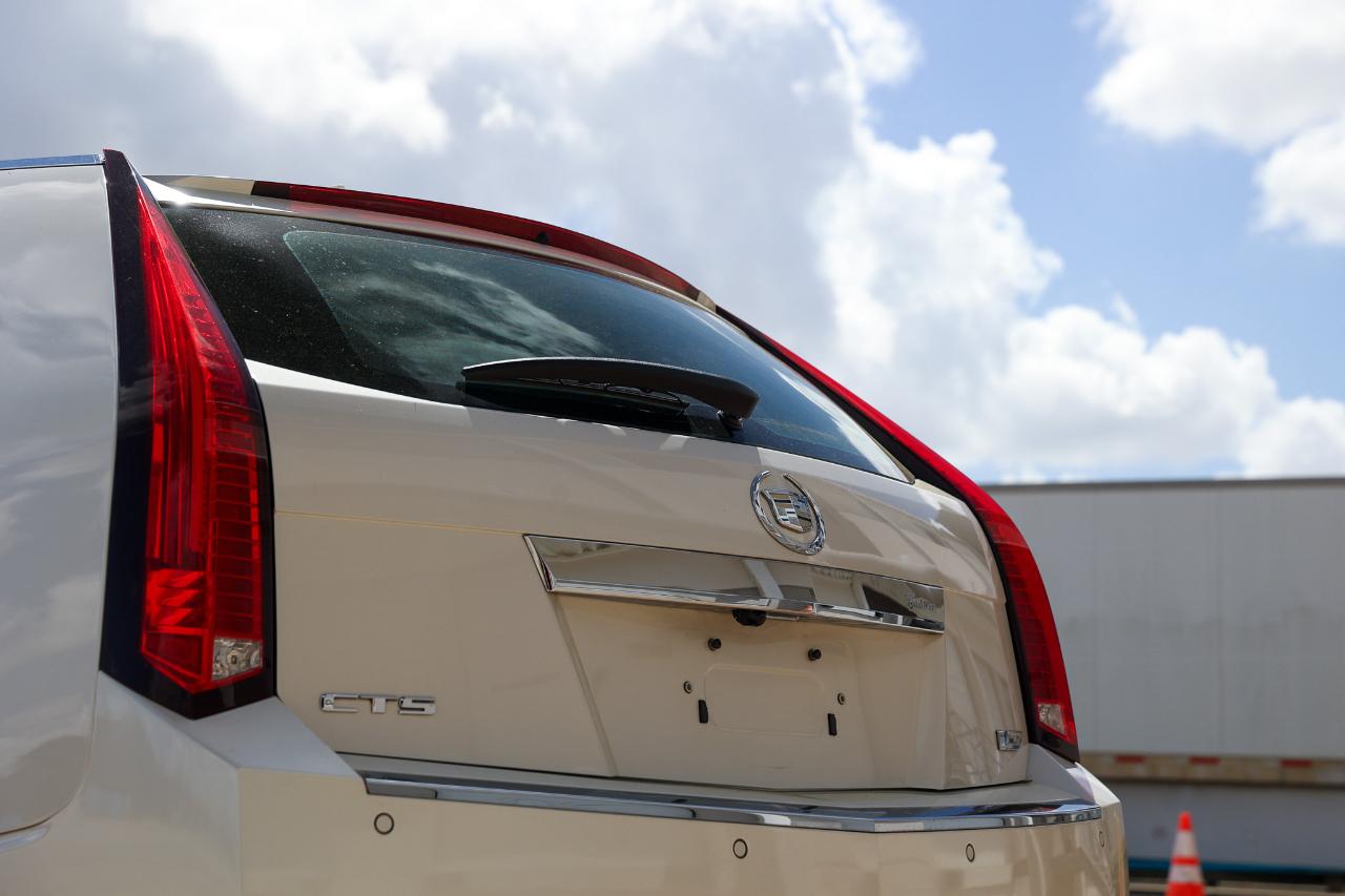 Cadillac CTS-V Wagon  2012