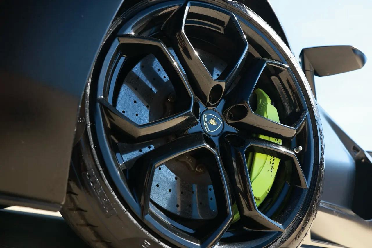 Lamborghini Aventador  2012