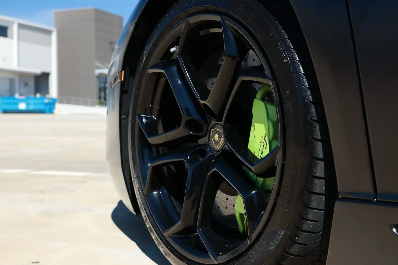 Lamborghini Aventador  2012