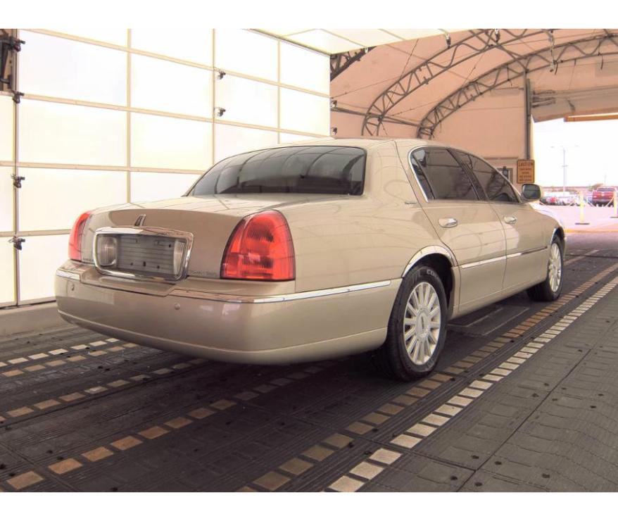 Lincoln Town Car  2005