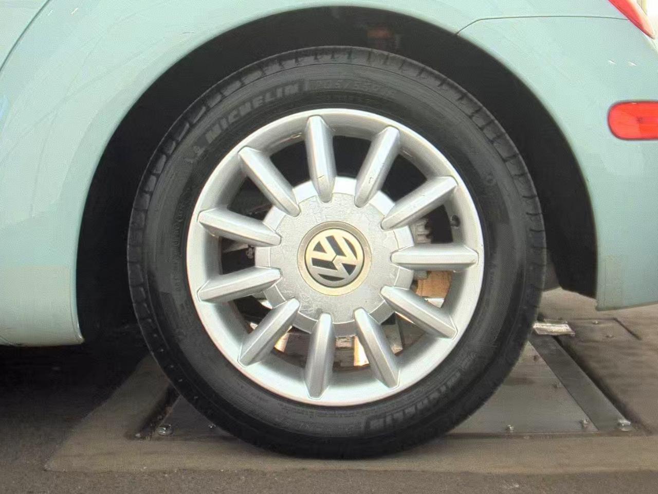 Volkswagen New Beetle  2004