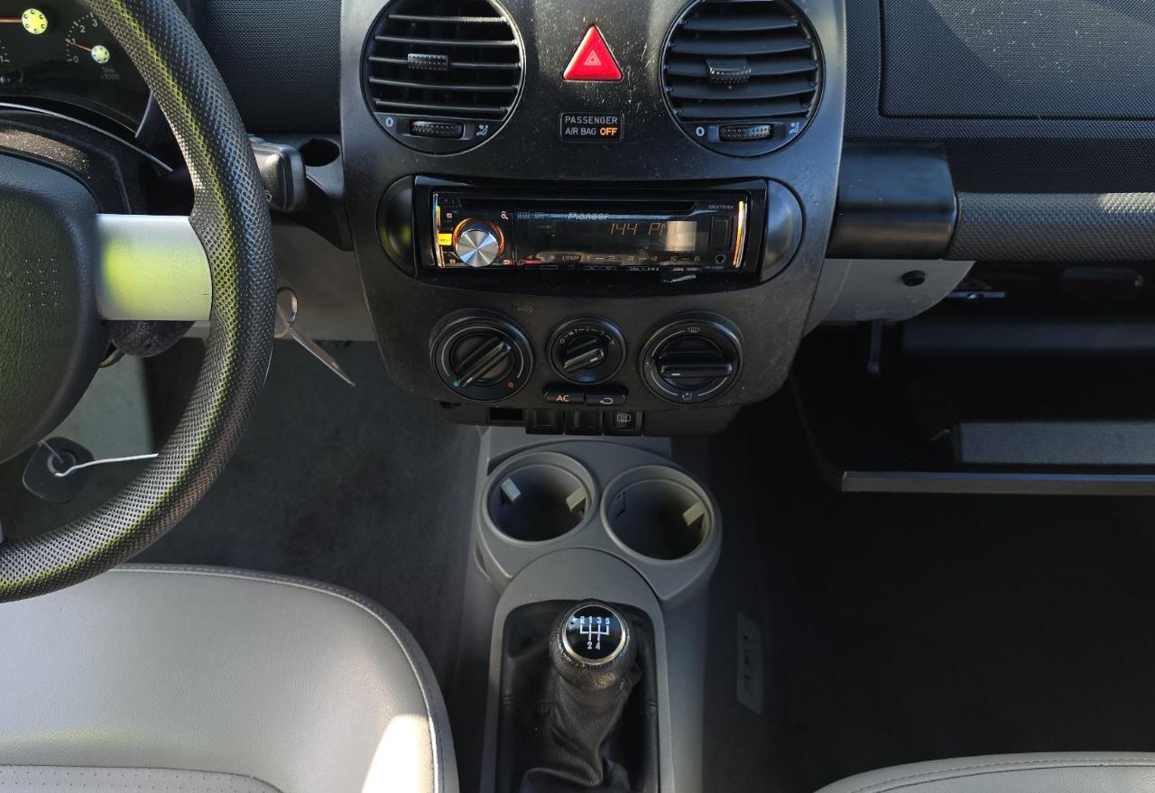 Volkswagen New Beetle  2004