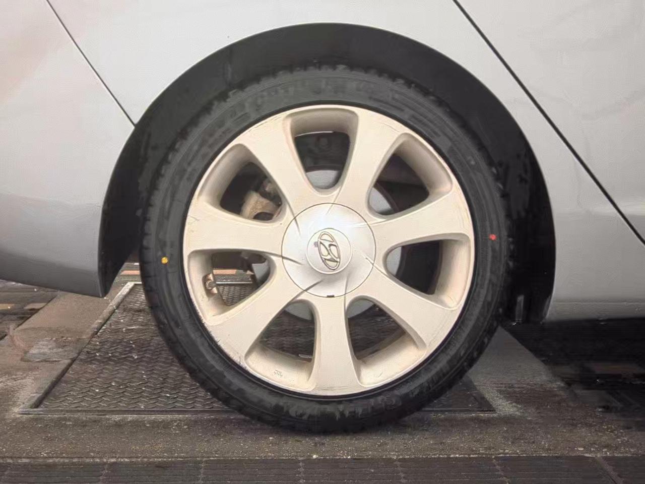 Hyundai Elantra  2013