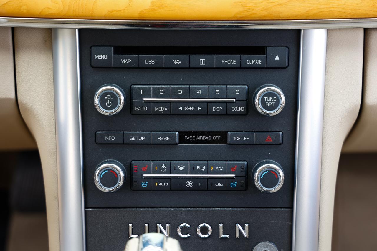 Lincoln MKS  2011