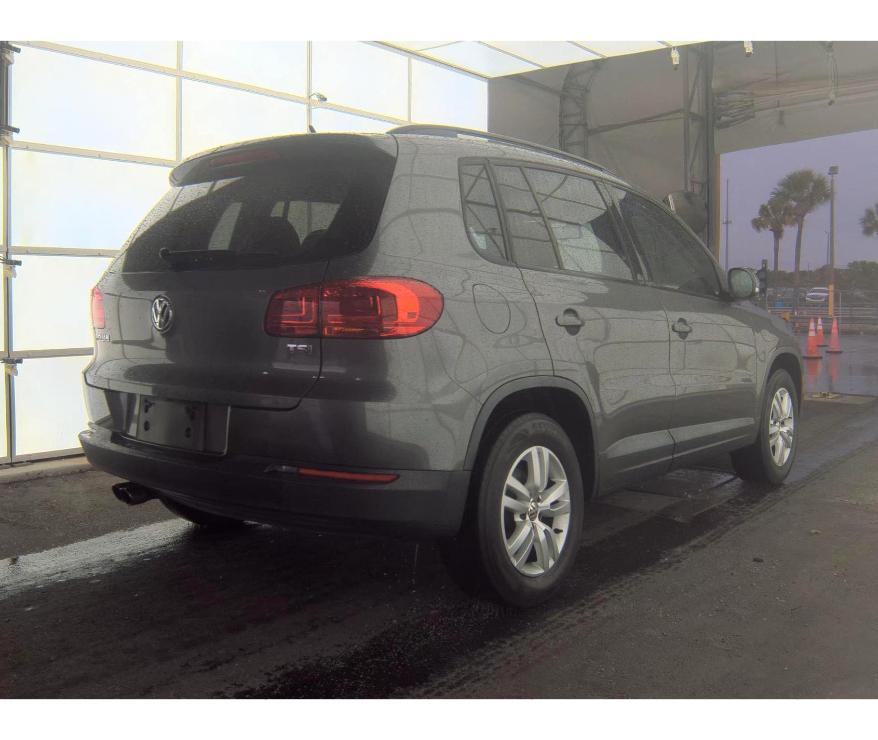 Volkswagen Tiguan S 2016