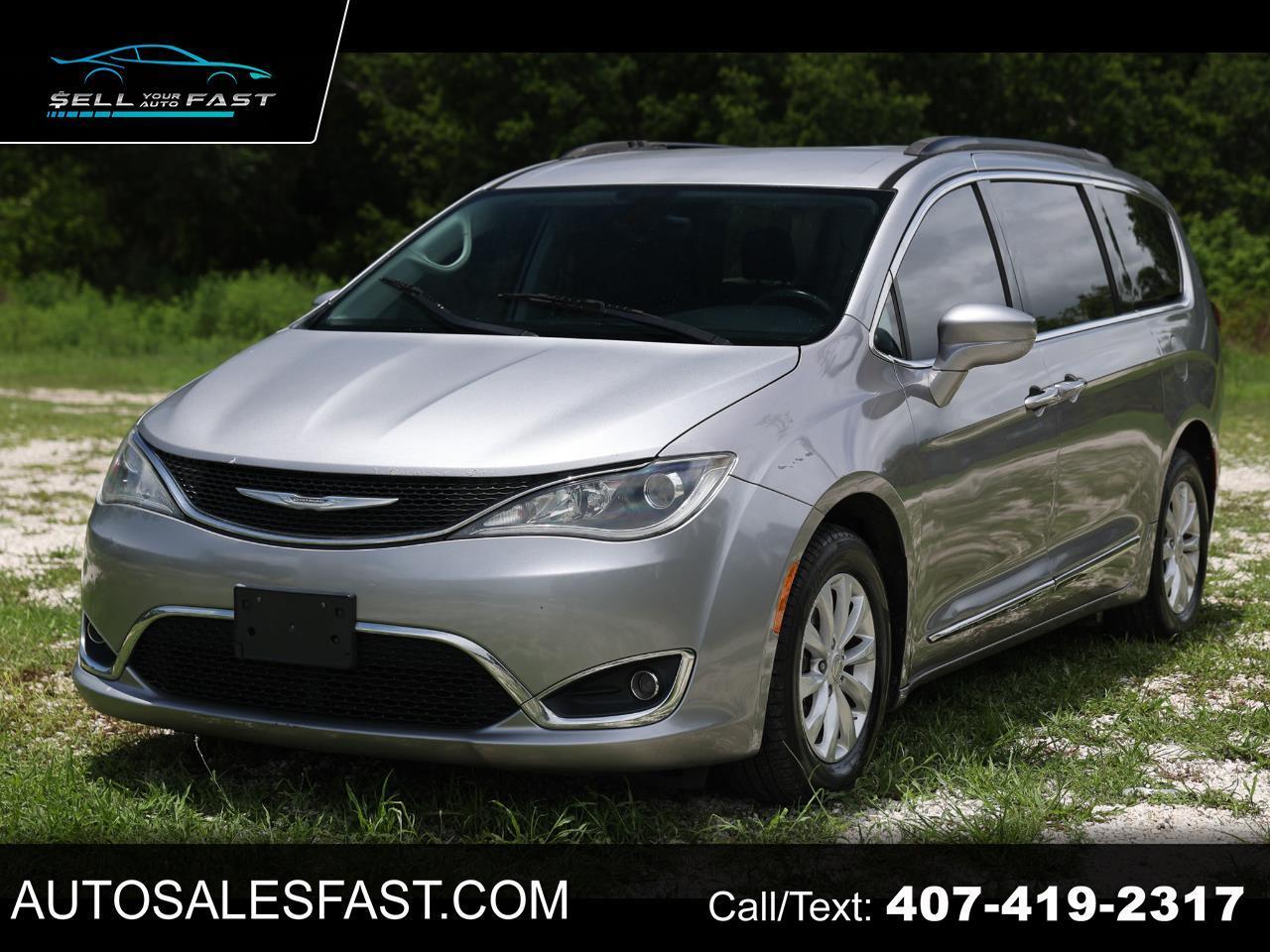 2017 Chrysler Pacifica Touring-L's photo