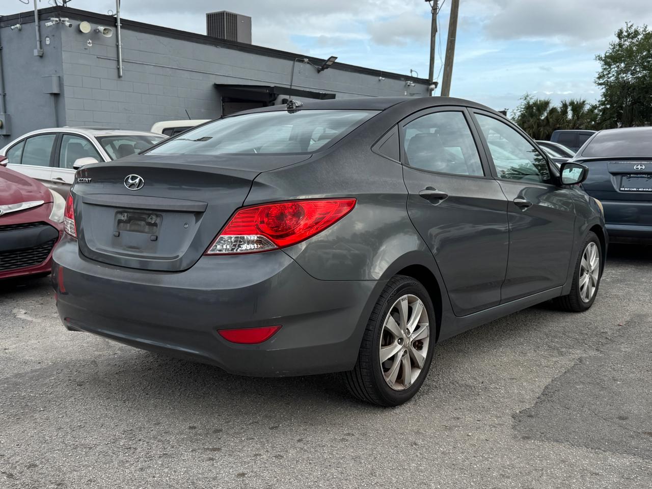Hyundai Accent  2012