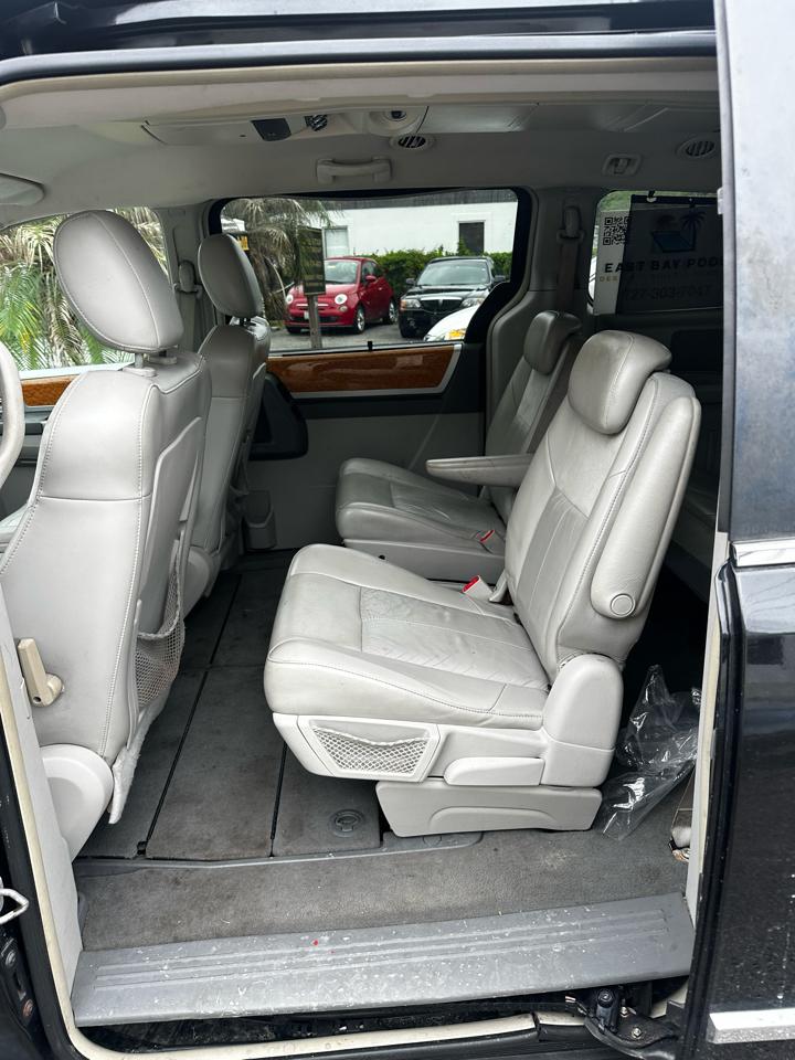 Chrysler Town & Country Limited 2010