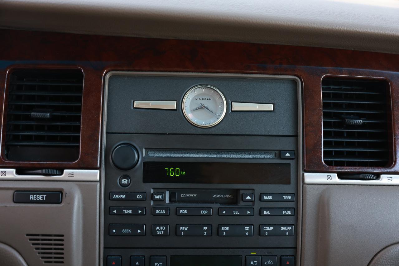 Lincoln Town Car  2003