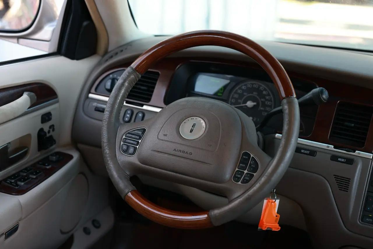 Lincoln Town Car  2003