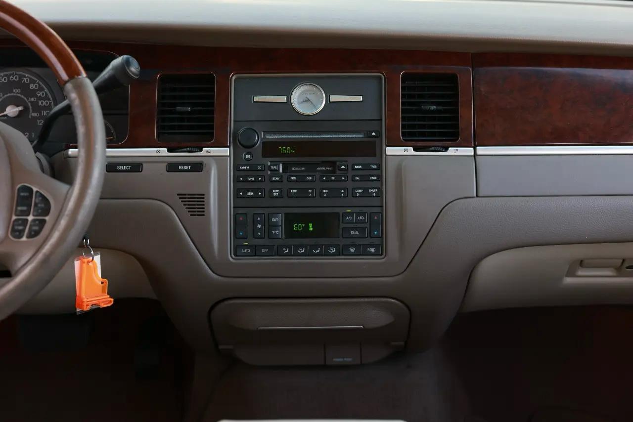 Lincoln Town Car  2003