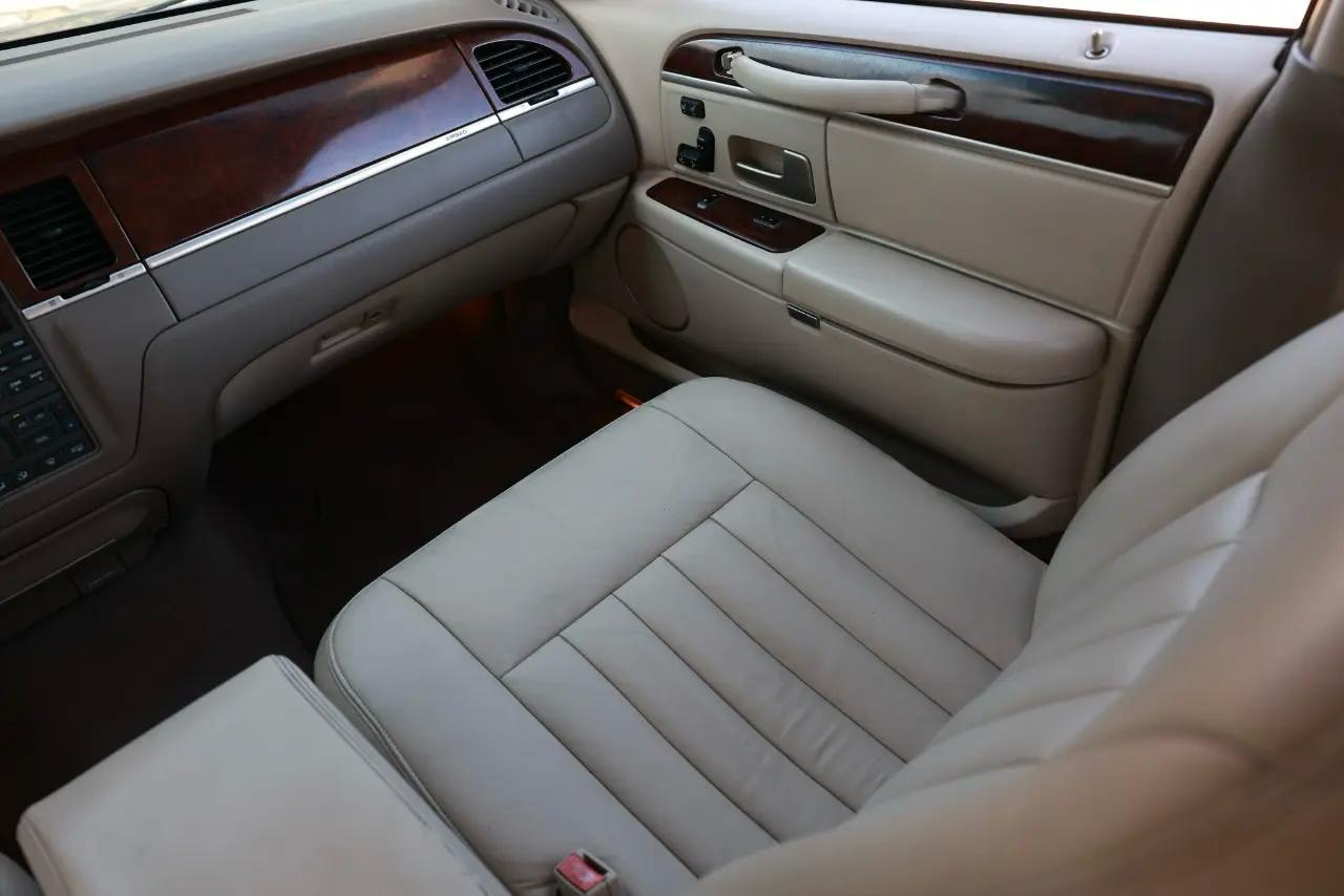 Lincoln Town Car  2003