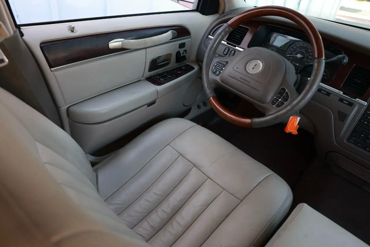 Lincoln Town Car  2003