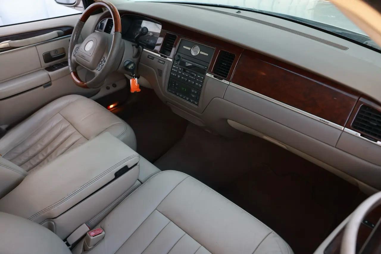 Lincoln Town Car  2003