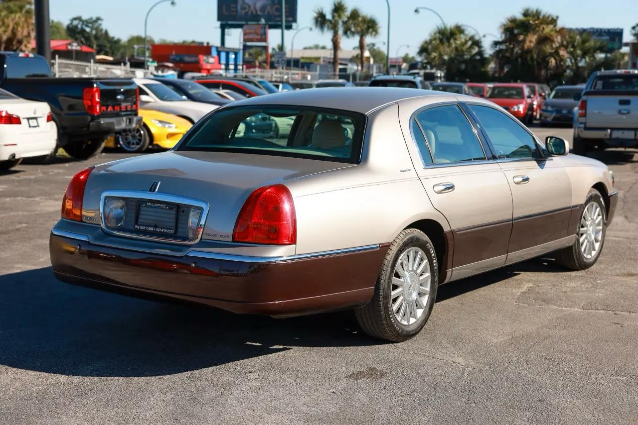 Lincoln Town Car  2003