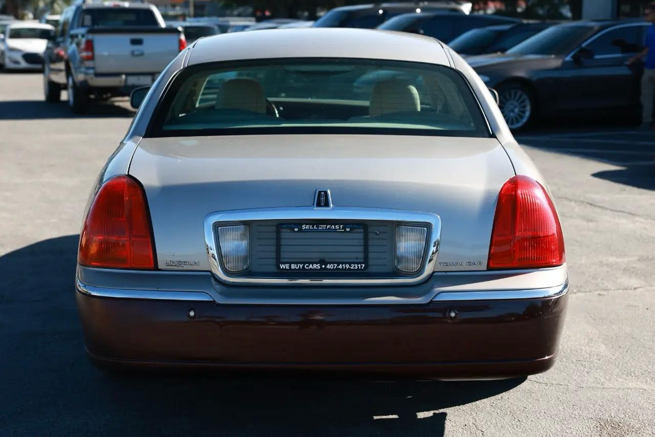 Lincoln Town Car  2003