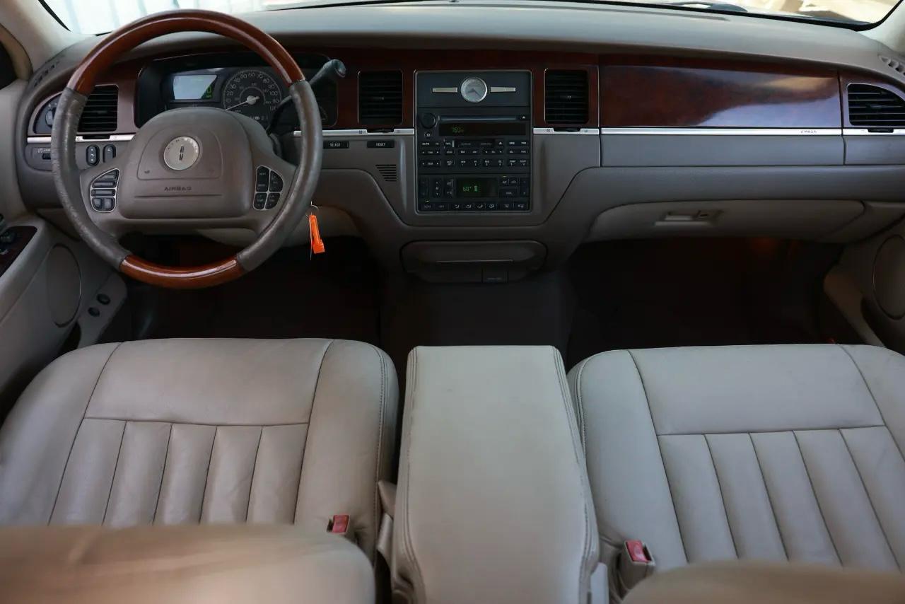 Lincoln Town Car  2003