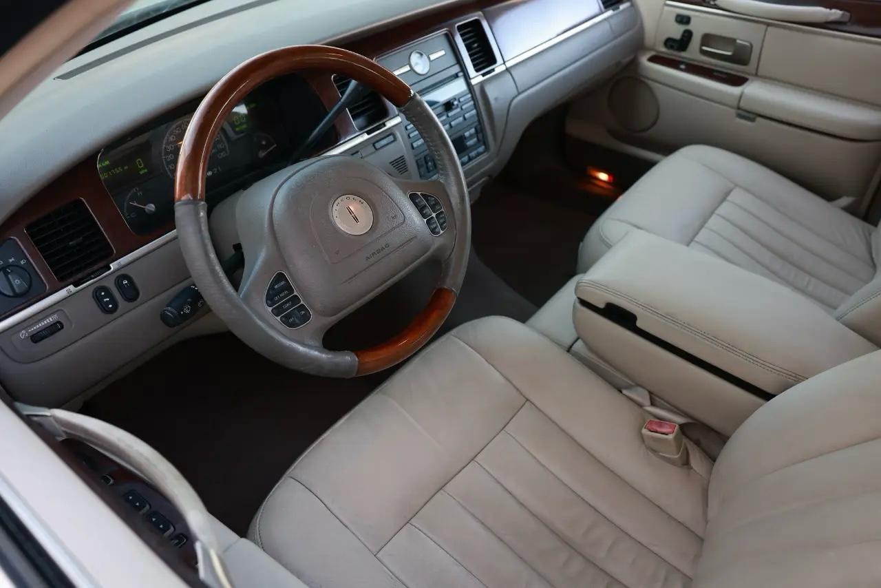Lincoln Town Car  2003