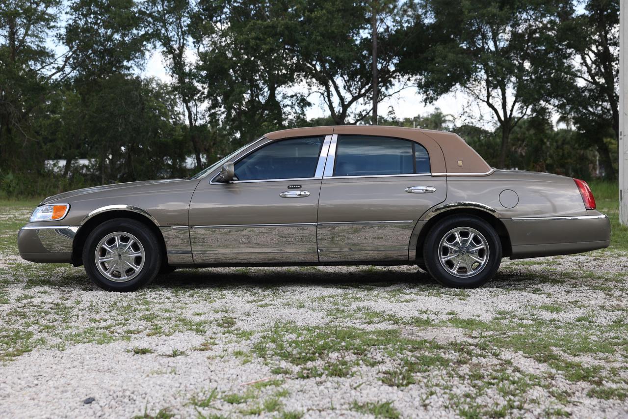 Lincoln Town Car  2001