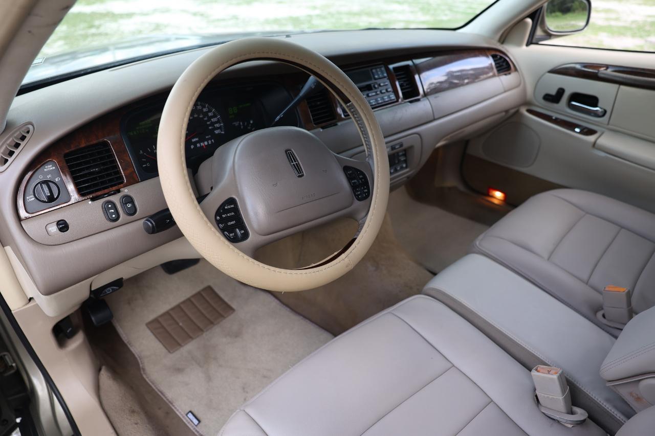 Lincoln Town Car  2001
