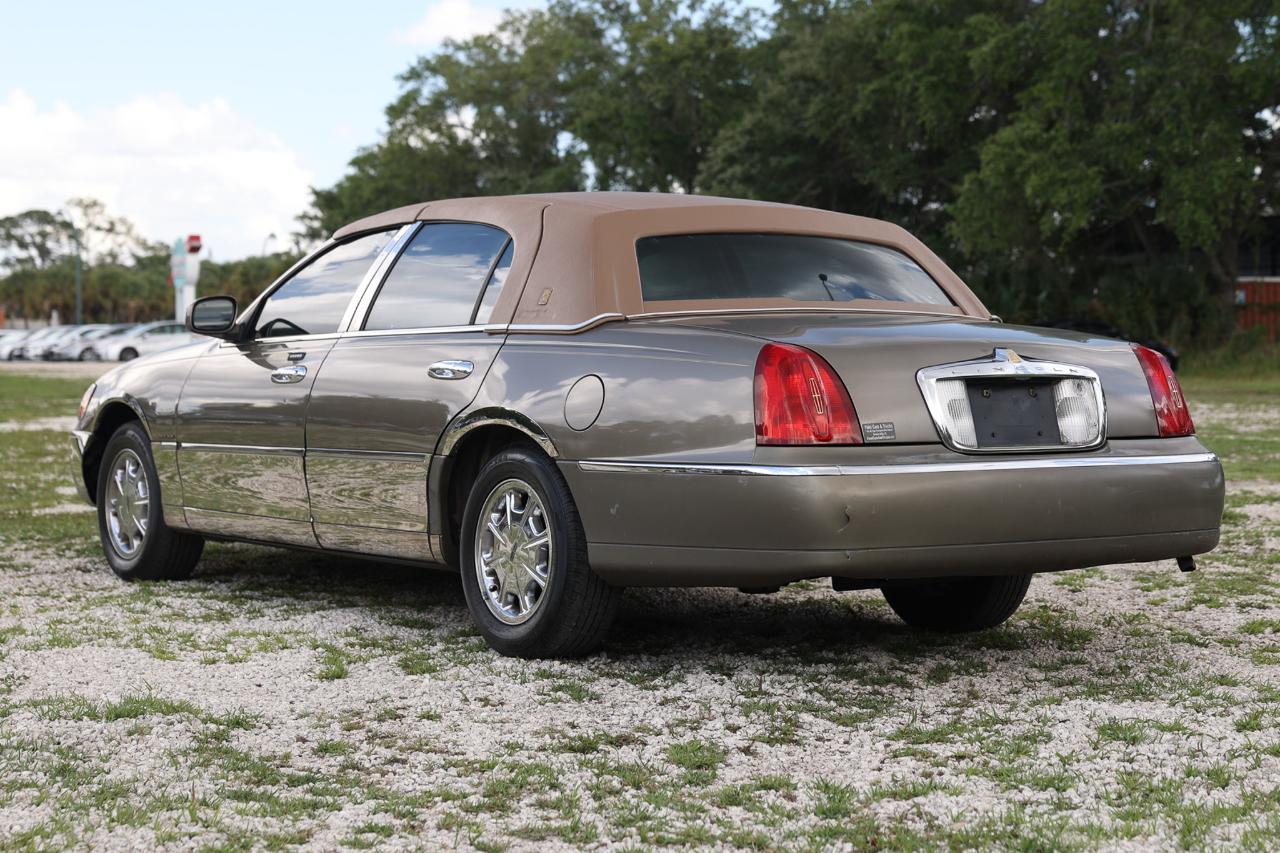 Lincoln Town Car  2001