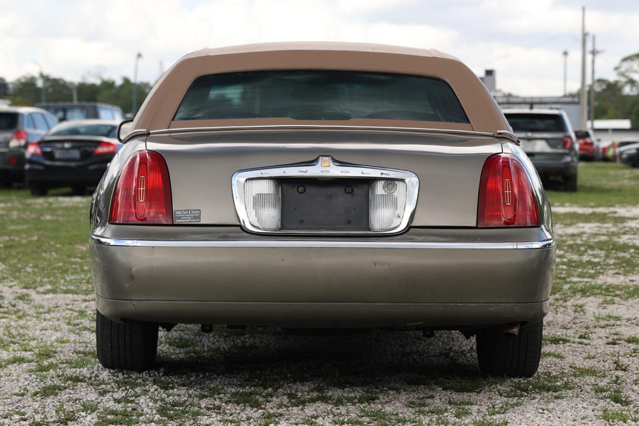 Lincoln Town Car  2001