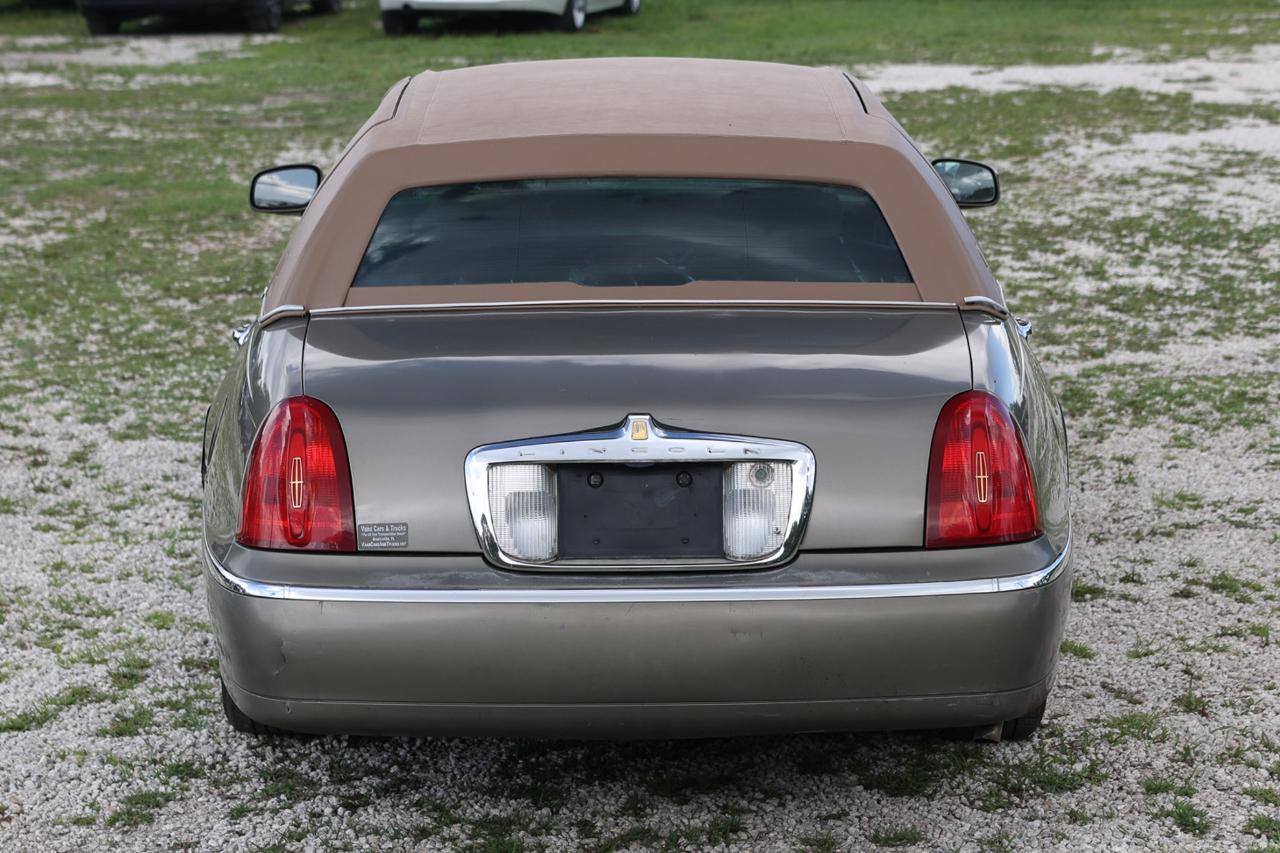 Lincoln Town Car  2001