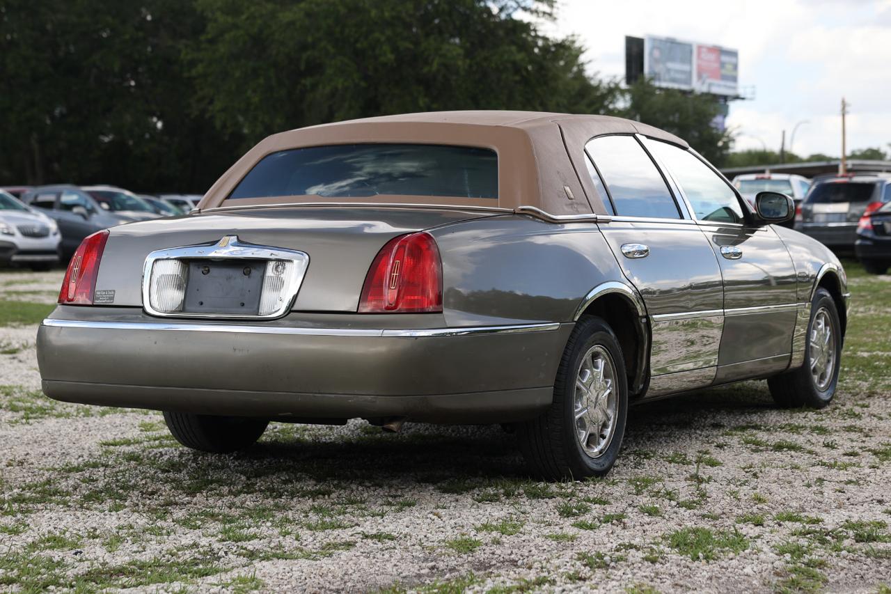 Lincoln Town Car  2001