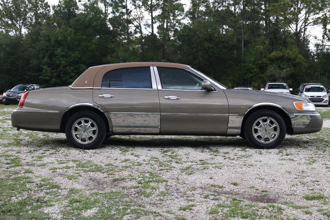Lincoln Town Car  2001